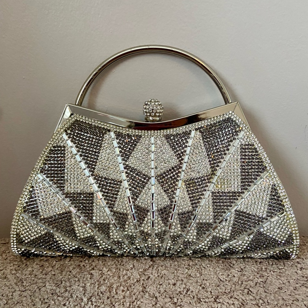 Elegant Silver Rhinestone Clutch